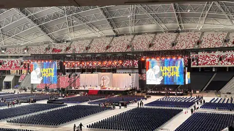 国家体育场内的弥撒现场进入最后的筹备阶段。（常婉宁摄）