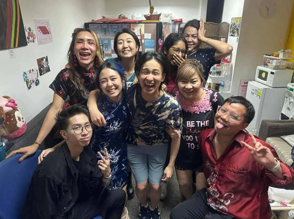 掌握泰语让陈稳泽（前排中）在非政府组织Project X当义工时，更容易了解外籍性工作者的需求。（陈稳泽脸书）