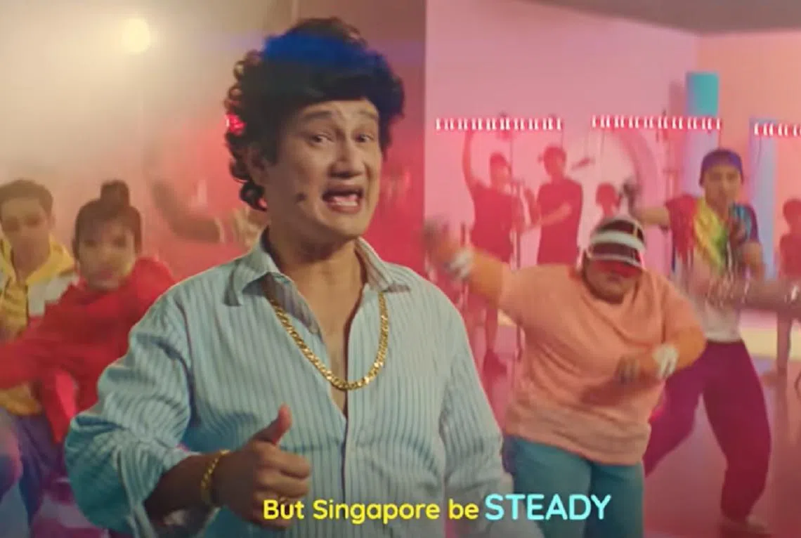 本地著名谐星葛米星化身为喜剧人物“Phua Chu Kang”用新加坡式英语（Singlish）传递防疫信息。（Gov.sg视频截图）