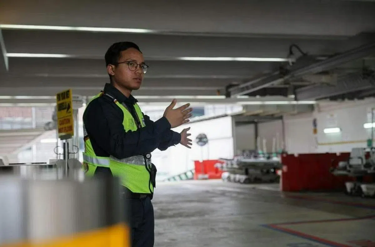 辅警Muhammad Redhuan Azmi曾经差点拔枪对付手持剪刀的病患。（海峡时报）