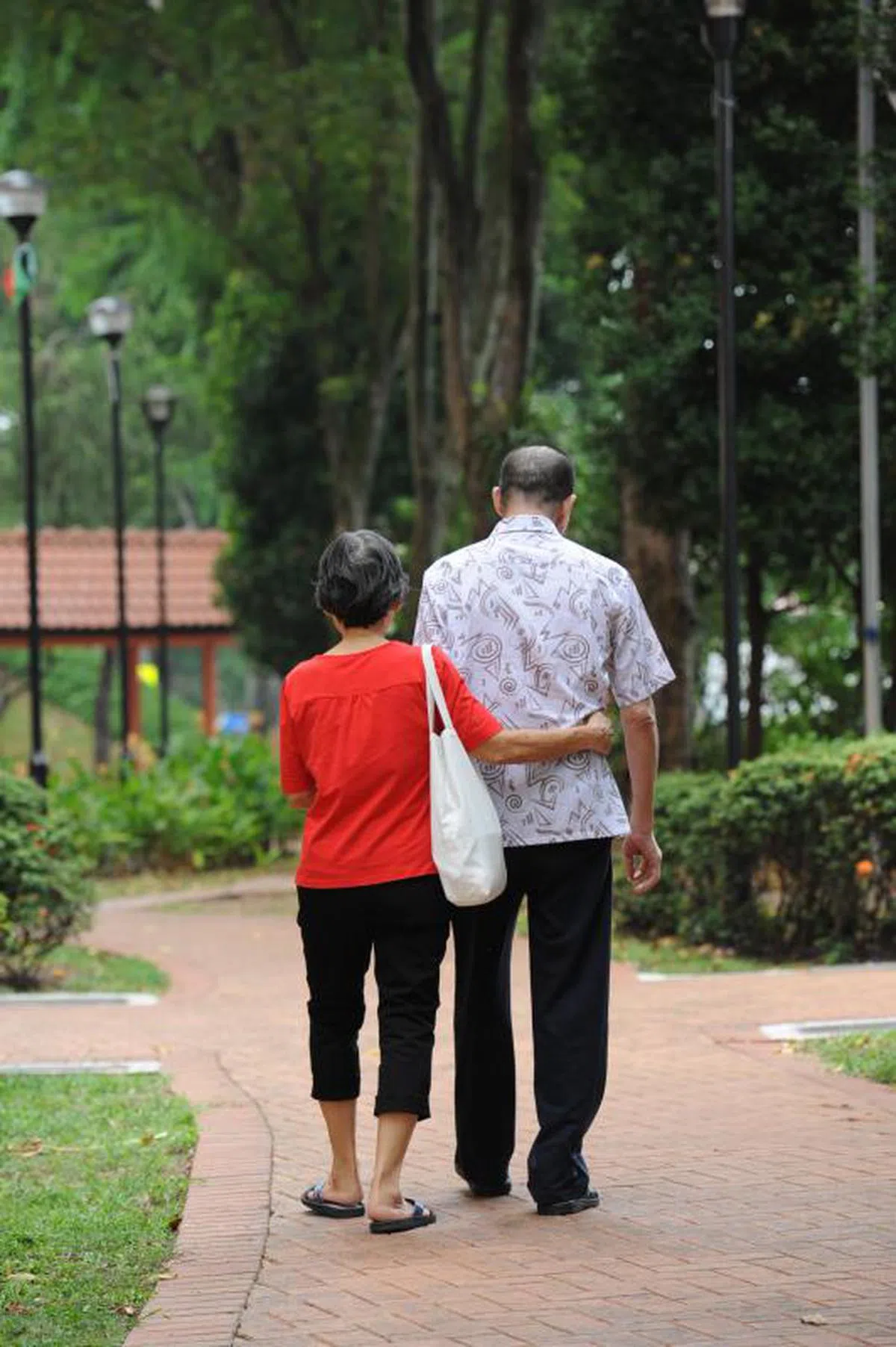 女性较多承担家中照护者的责任。（海峡时报）