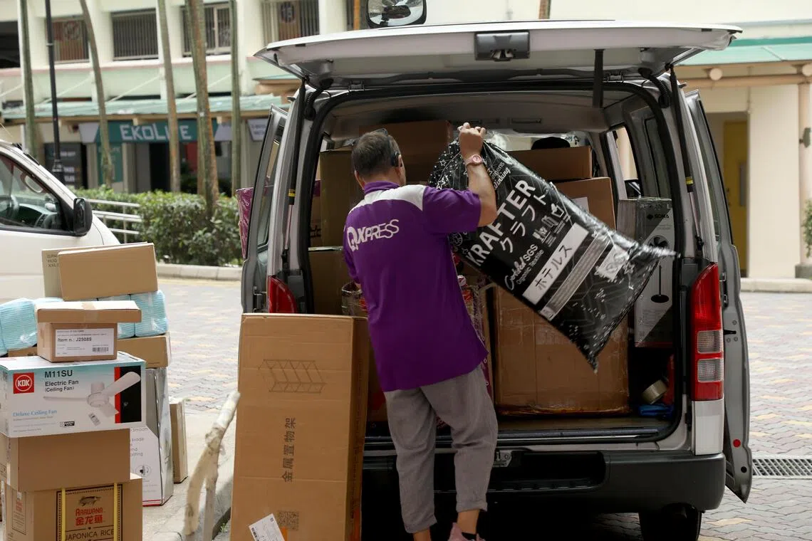 新加坡快递员在租屋楼下整理包裹。