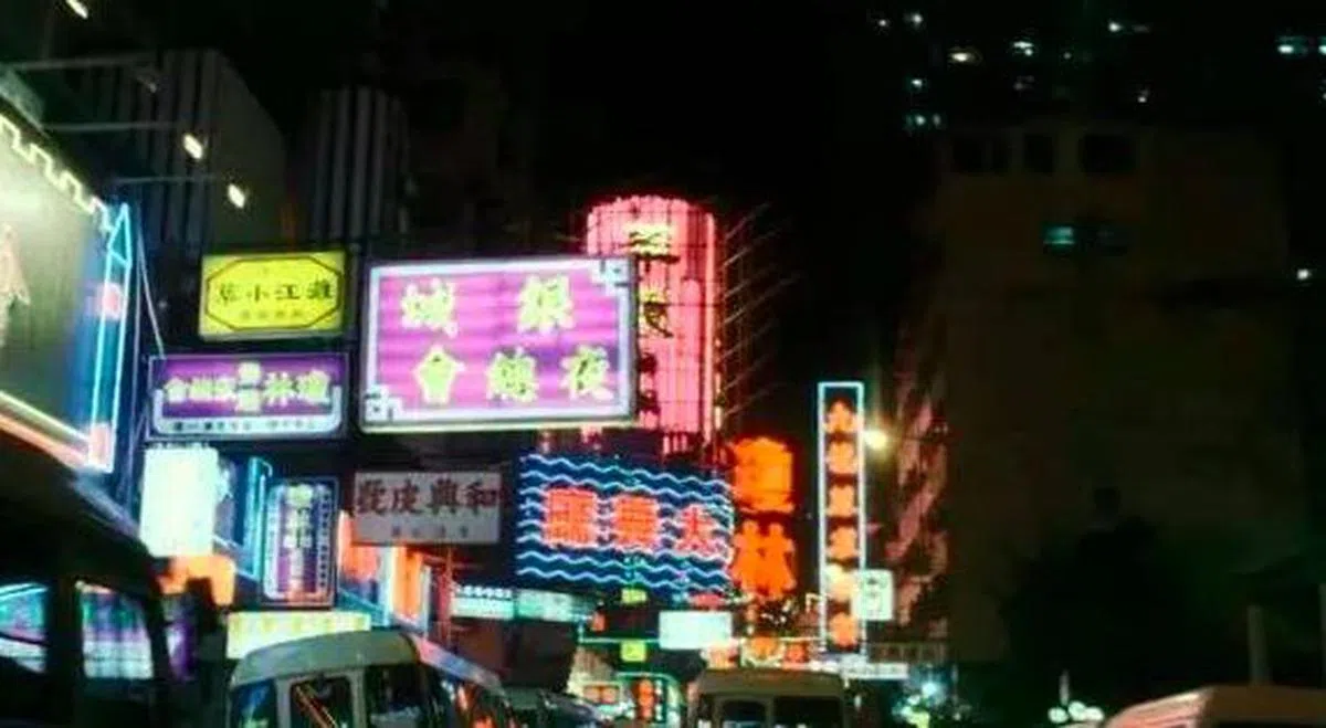 《旺角卡门》里的霓虹招牌街景。（互联网）