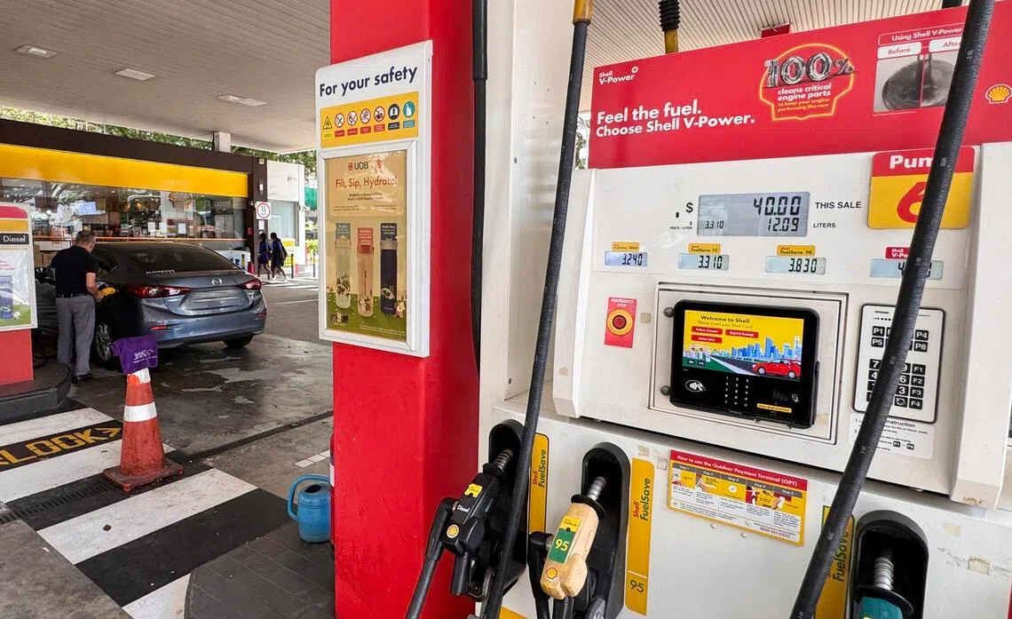 受中东局势影响，新加坡汽油零售价连续上涨，其中四家业者把车主常用的95辛烷值（Octane 95）汽油售价，上调至每公升3元以上。图为2026年3月10日早上，在蚬壳（Shell）加油站的95辛烷值汽油售价，已上调至每公升3.31元。