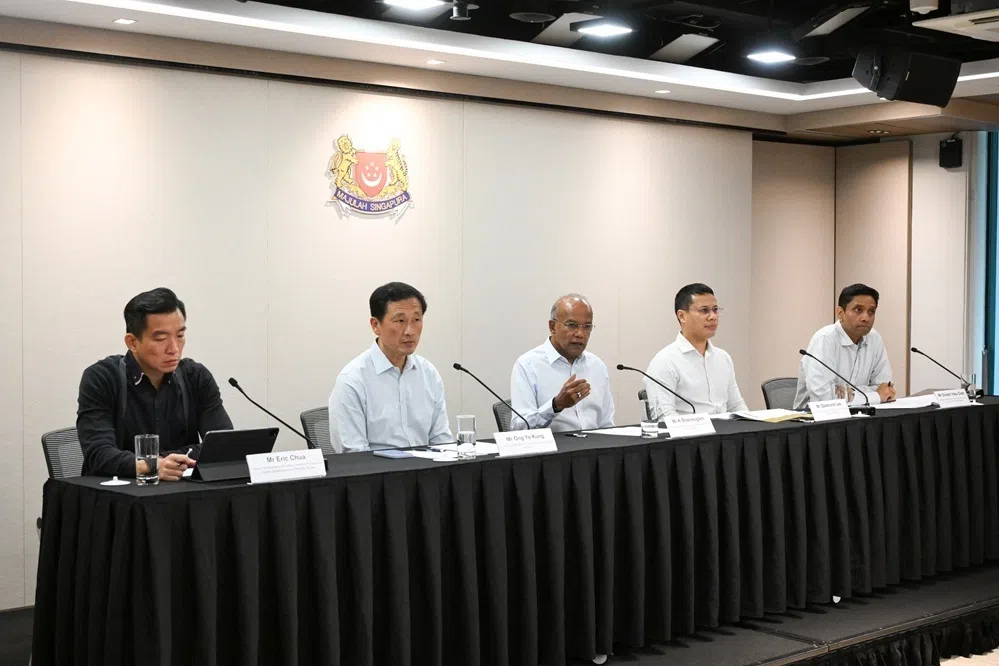 （左起）律政部兼社会及家庭发展部高级政务次长蔡瑞隆、社会政策统筹部长兼卫生部长王乙康、国家安全统筹部长兼内政部长尚穆根、教育部长李智陞、以及人力部兼文化、社区及青年部政务部长迪内希，8月28日召开跨部门记者会，阐述全政府为应对电子烟问题的整体策略与举措。