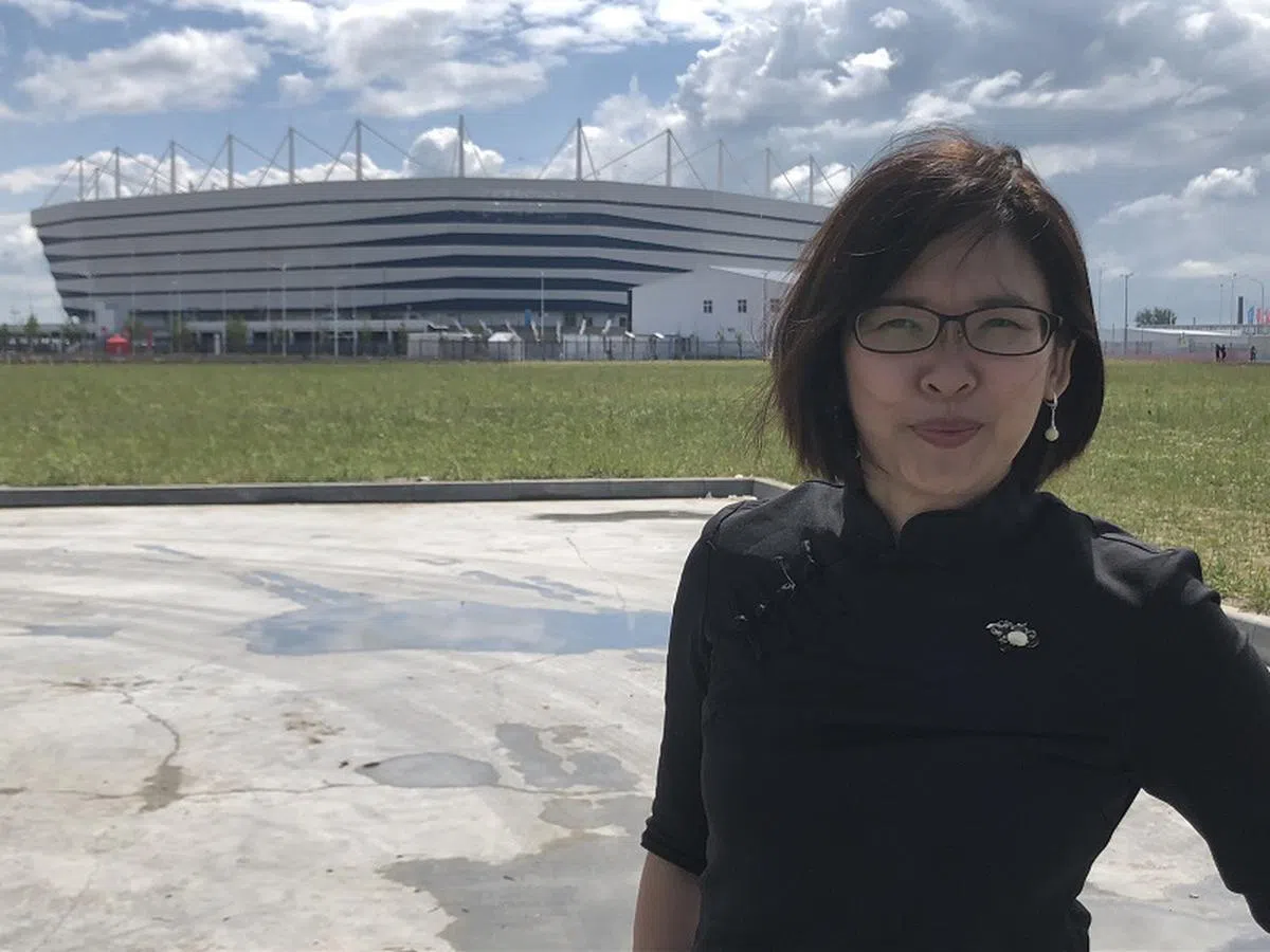  作者身后就是为世界杯而新建的加里宁格勒足球场。（卢丽珊摄） 