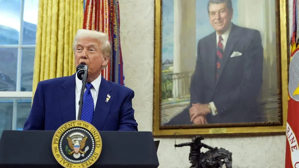 特朗普个人非常仰慕的里根画像挂在椭圆形办公室的显眼位置。（国会山报）