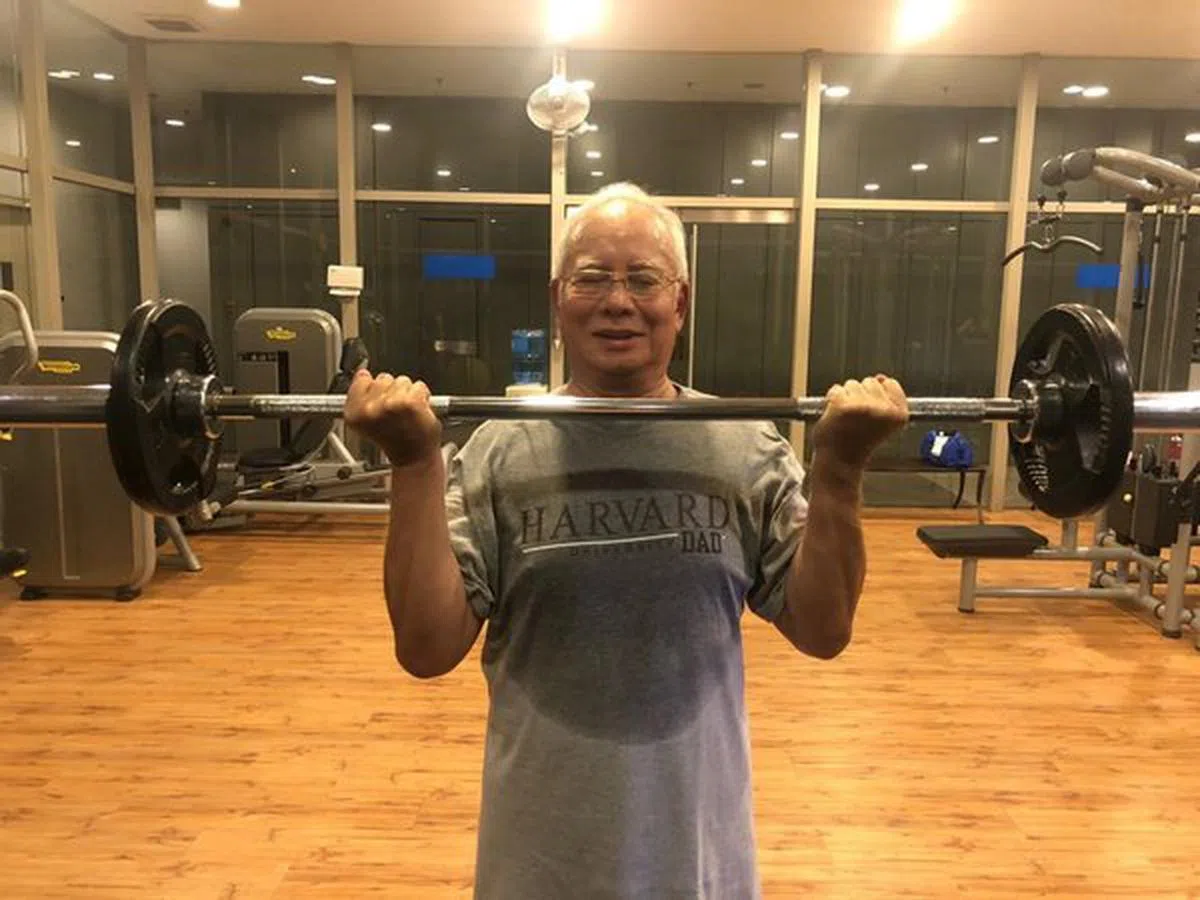  无官一身轻的纳吉，晒出健身照片。（纳吉面簿） 