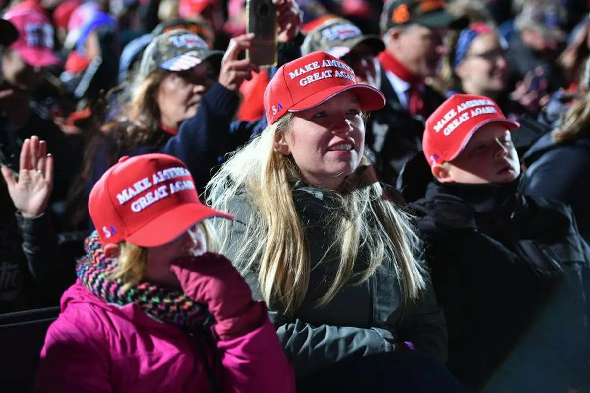  这张摄于9月30日的照片显示特朗普的竞选集会上许多支持者并未戴上口罩。（法新社） 