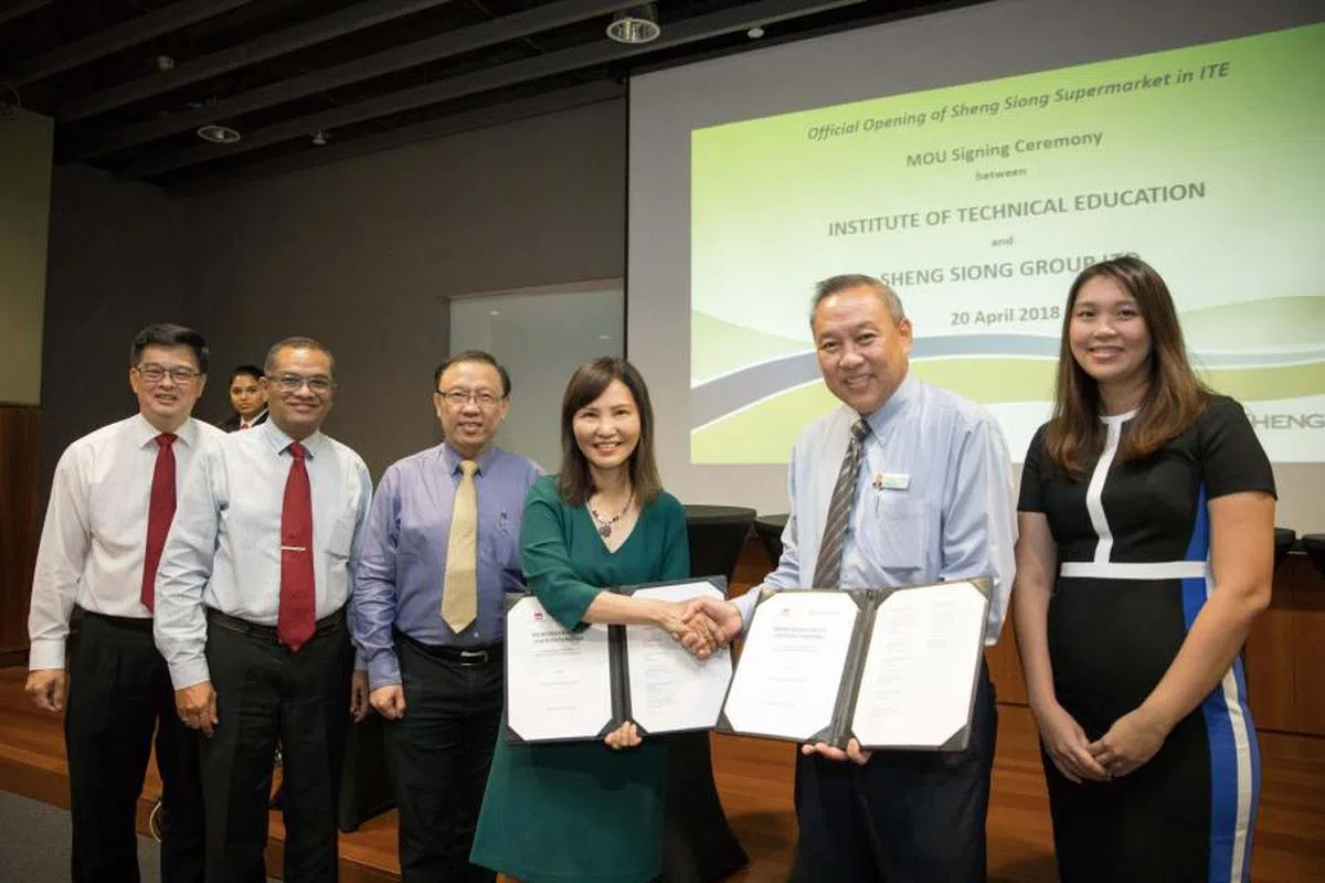 工艺教育学院与昇菘集团签署备忘录。代表昇菘出席仪式的是林睿雯（右一）和叔叔林福星（右二）。（工艺教育学院）