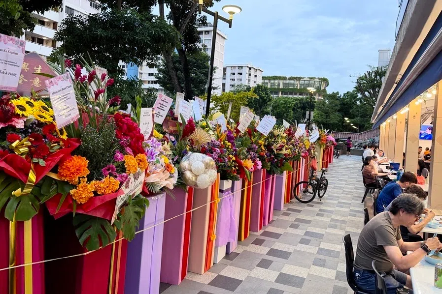 刘咖咖啡店外摆放的花篮。