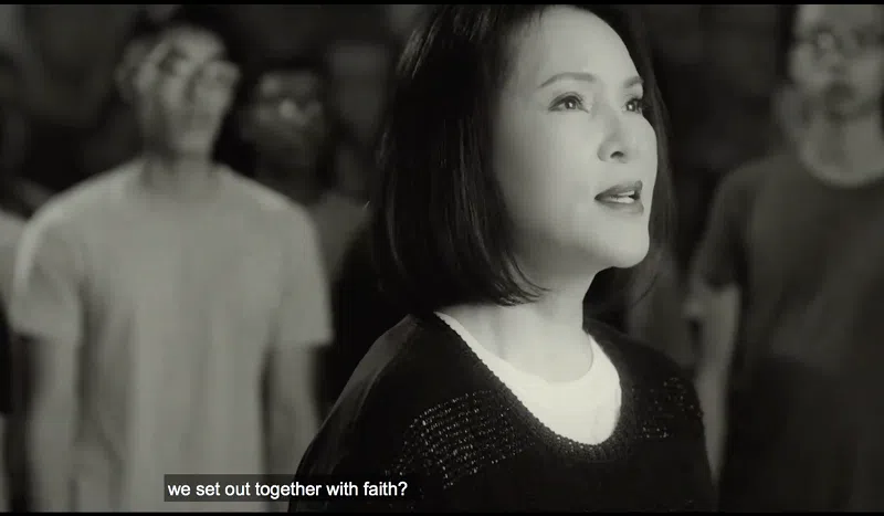  来自台湾的歌手黄莺莺，在70年代受邀到新加坡演唱。婚后，加盟EMI Singapore，取艺名为Tracy Huang黄露仪。她虽然成长于台湾，但成名于新加坡，走红华语乐坛。（截自视频） 