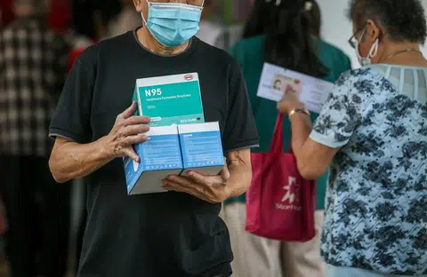 国人都有严格遵守防疫措施，出门也自动戴好口罩尽量减少出行。（联合晚报）