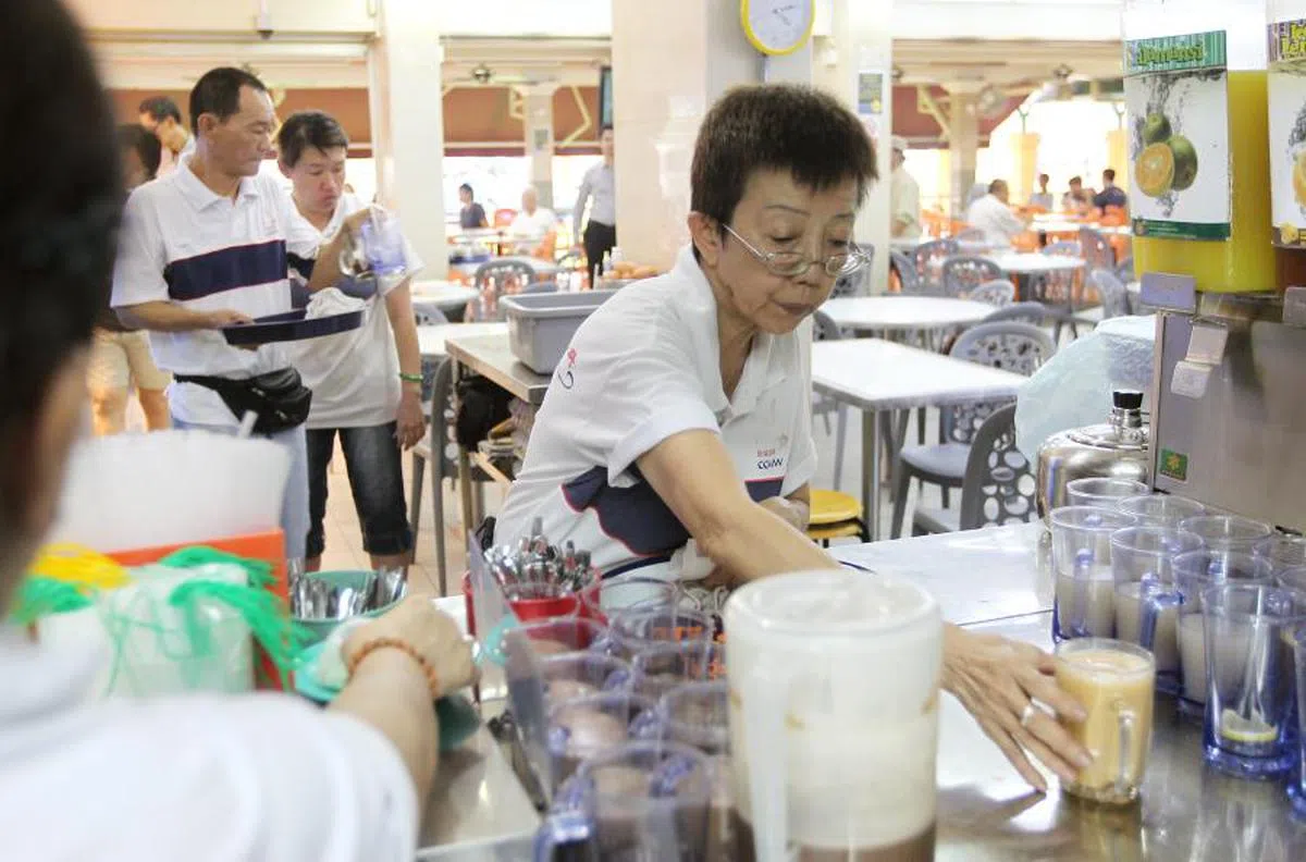本地劳动市场紧缩，包括餐饮等服务相关行业深受人力短缺问题所苦。（海峡时报）