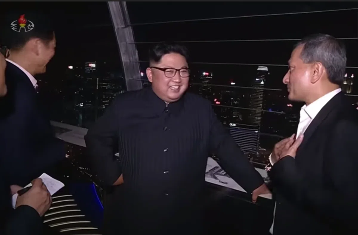  金正恩站在金沙空中花园观景台，看来很高兴。（朝鲜中央电视台纪录片截图） 