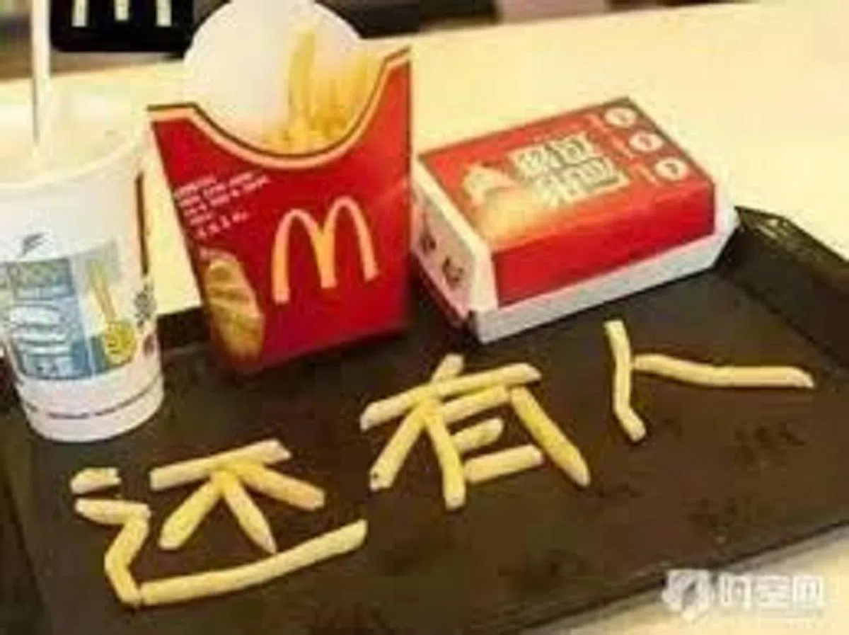  有网友拍到如何通知收碗盘的工人你还没吃完。（互联网） 