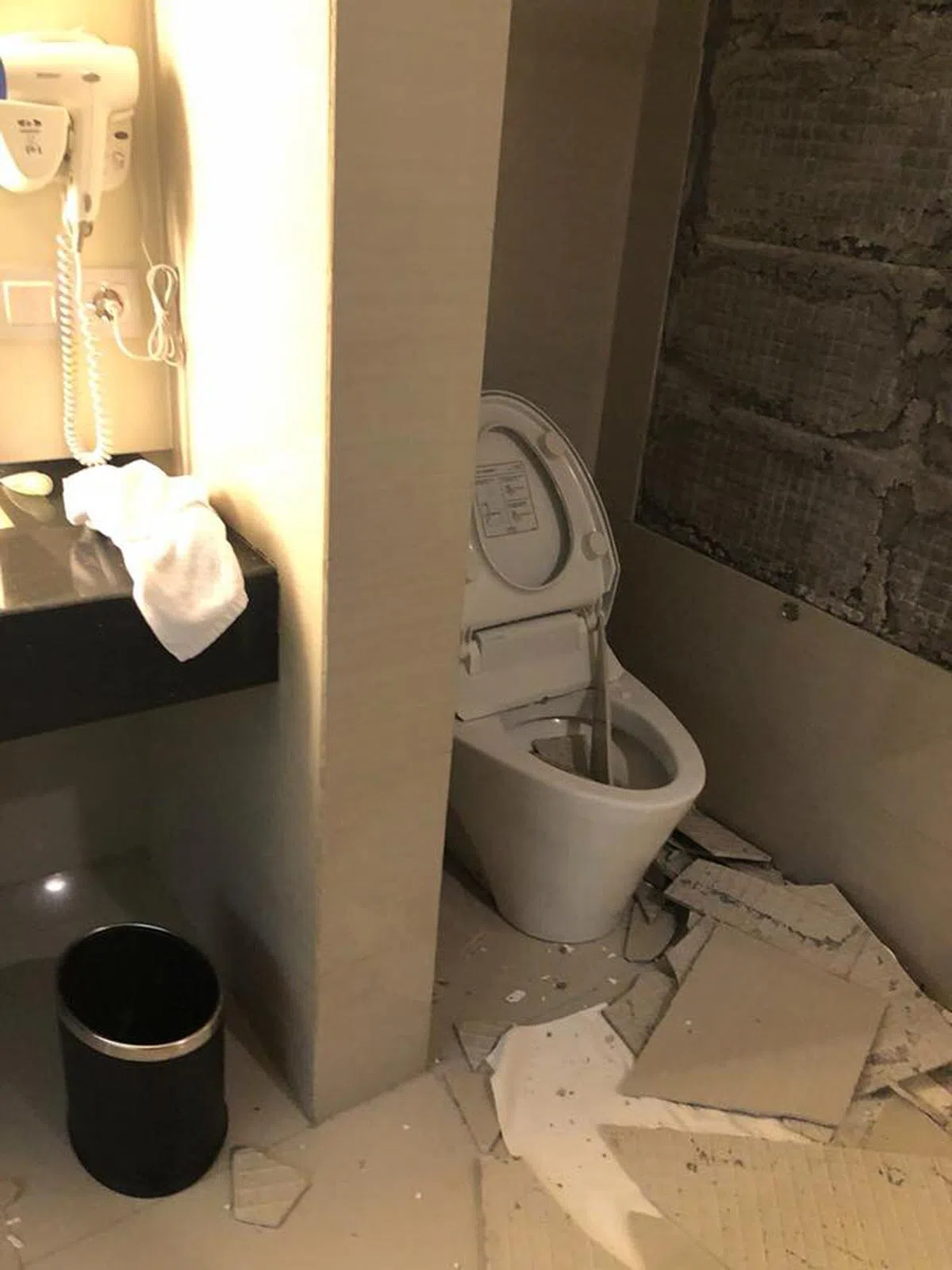  马桶四周墙壁的瓷砖全被震裂并脱落，有些碎片还砸入马桶内。（尚穆根面簿） 
