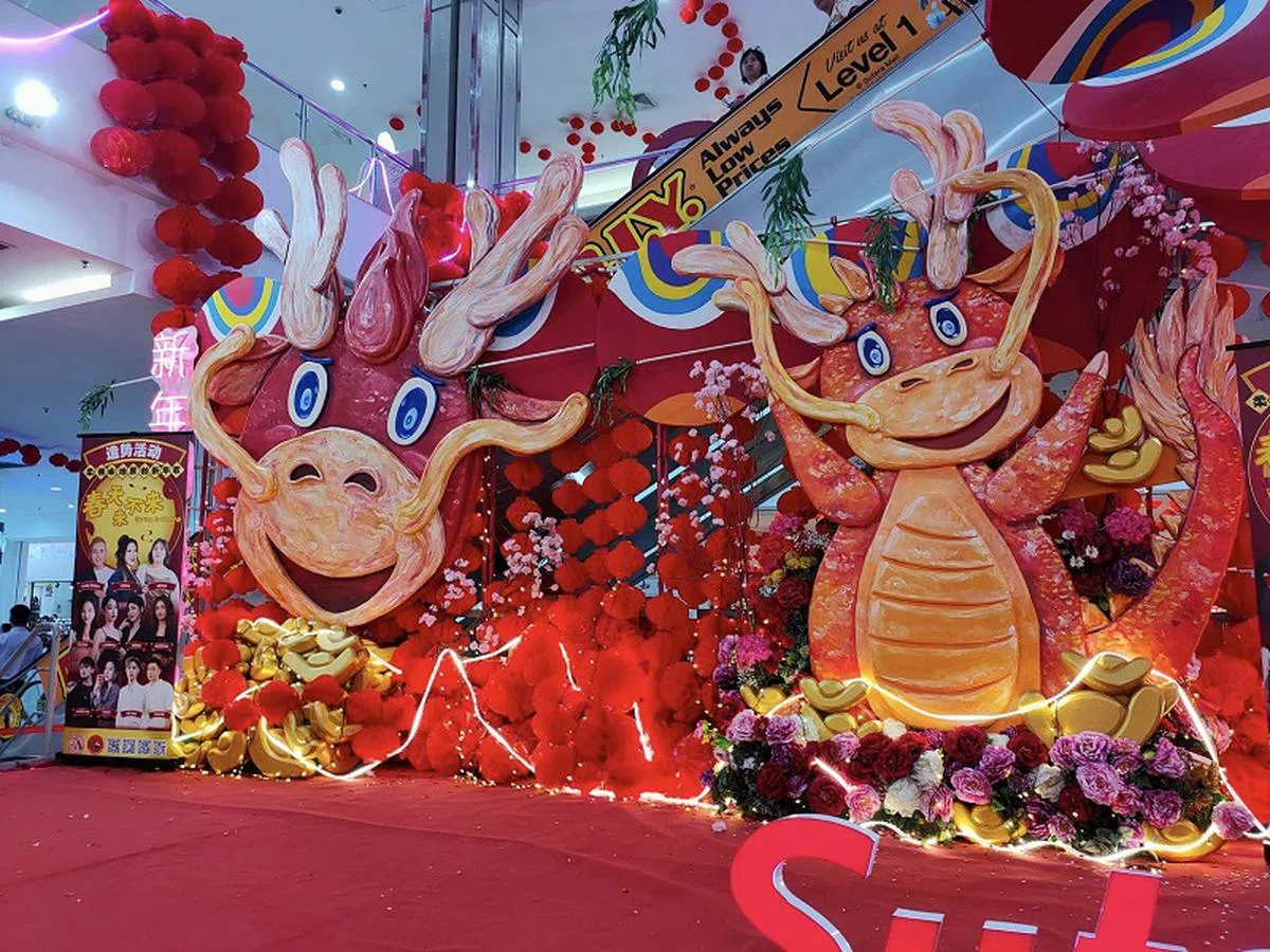 新山五福城广场中央舞台上的两个龙年装饰，让网民分不清是牛还是龙。（取自脸书）