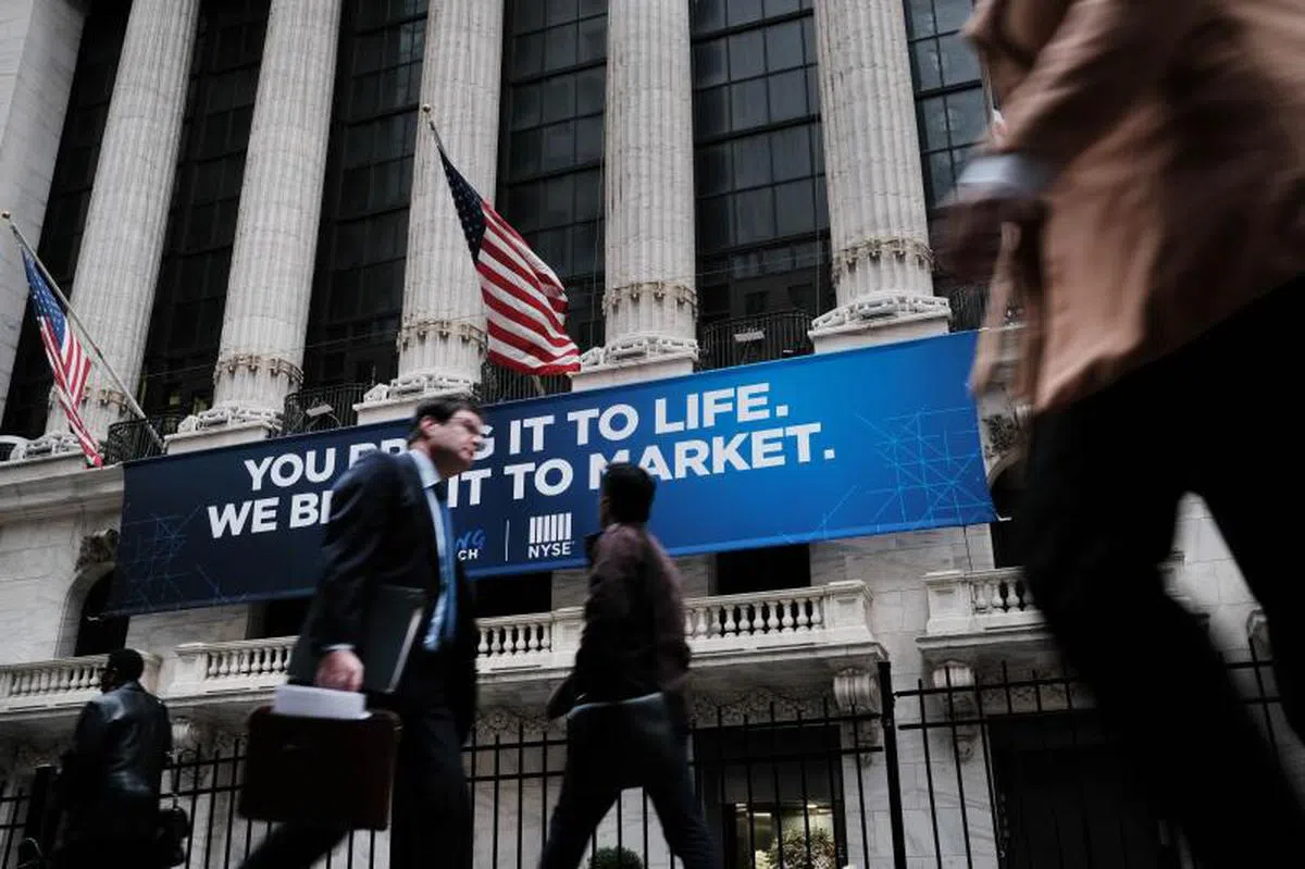  3月9日，全球油价大跌与疫情扩散，导致纽约股市暴跌逾7%。（法新社） 