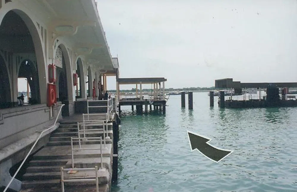 1995年的红灯码头。箭头所指之处是帆布袋藏尸地点。