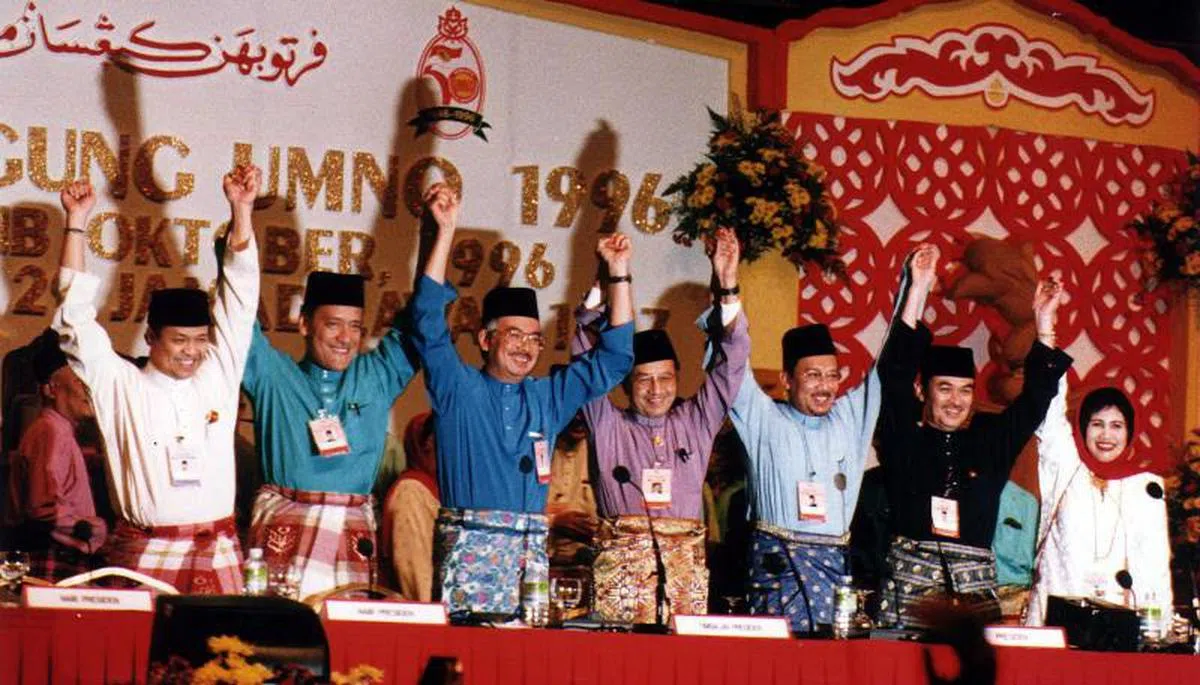  1996年，纳吉（右五）、马哈迪（右四）和安华（右三）三位巫统领导人还手牵手，展示团结。（互联网） 