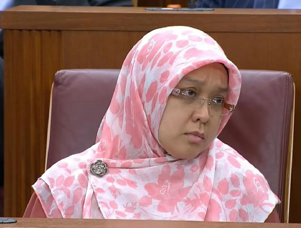  宏茂桥集选区议员殷丹博士听取刘燕玲答复时，表情认真。（国会视频截图） 