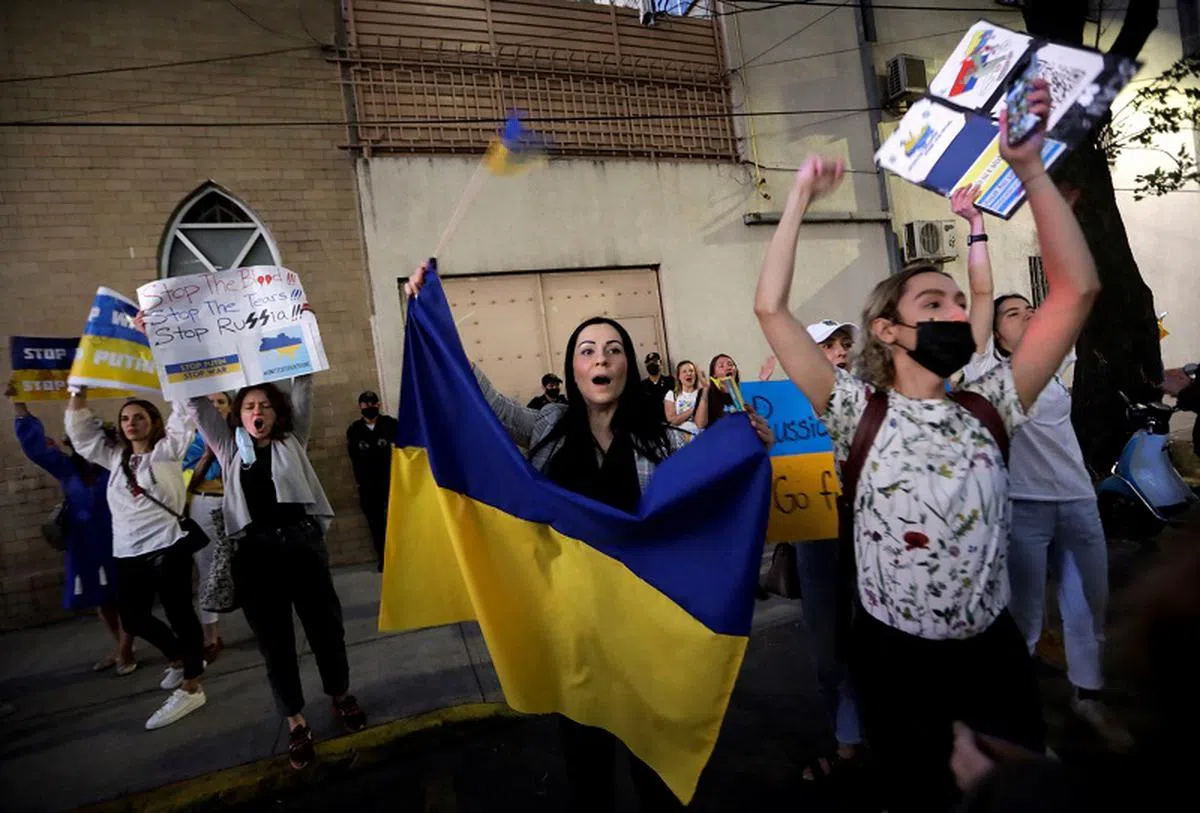 居住在墨西哥的乌克兰人到当地俄罗斯使馆外示威。（路透社）