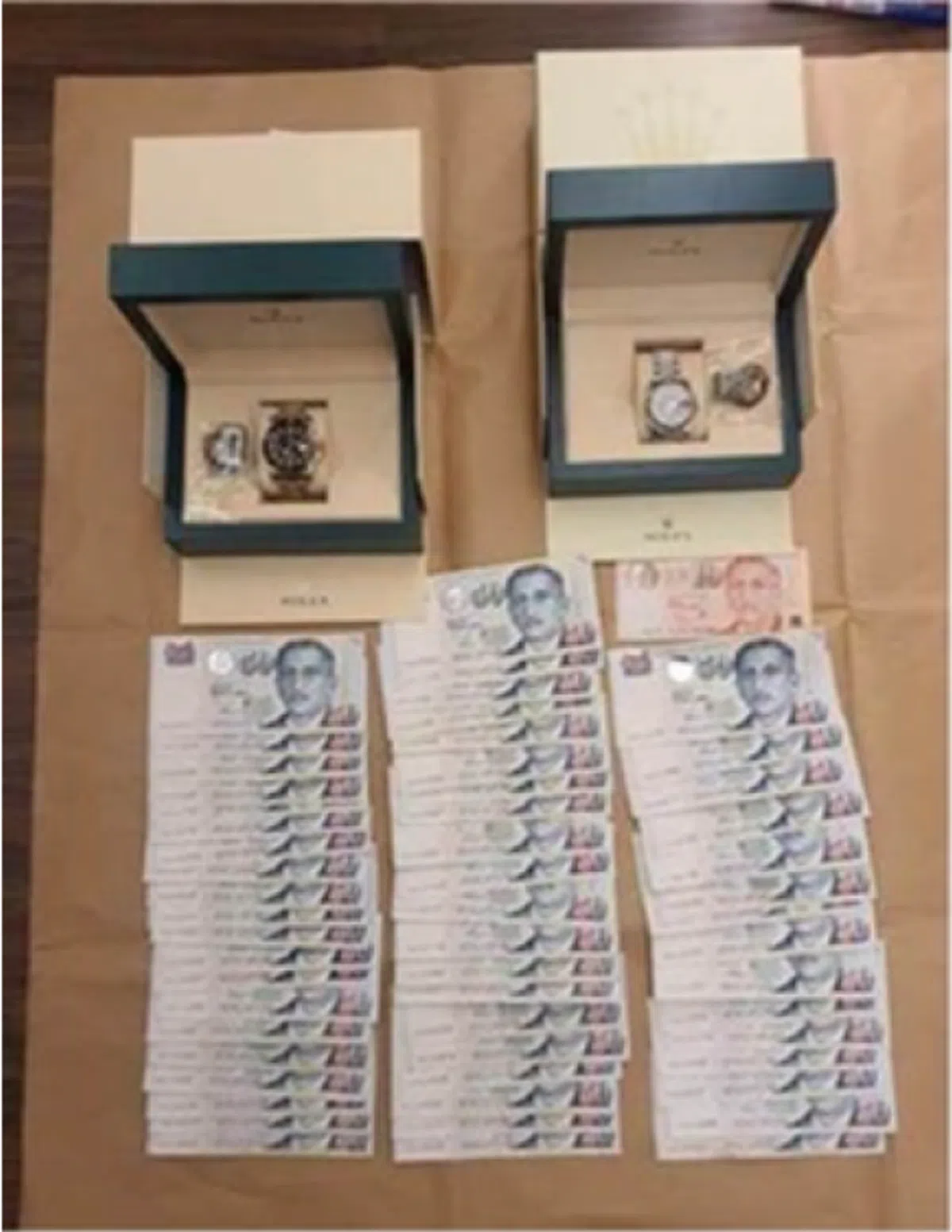 当局也在行动中查获2760元的现金以及两只价值3万5600元的劳力士手表。（警方提供）