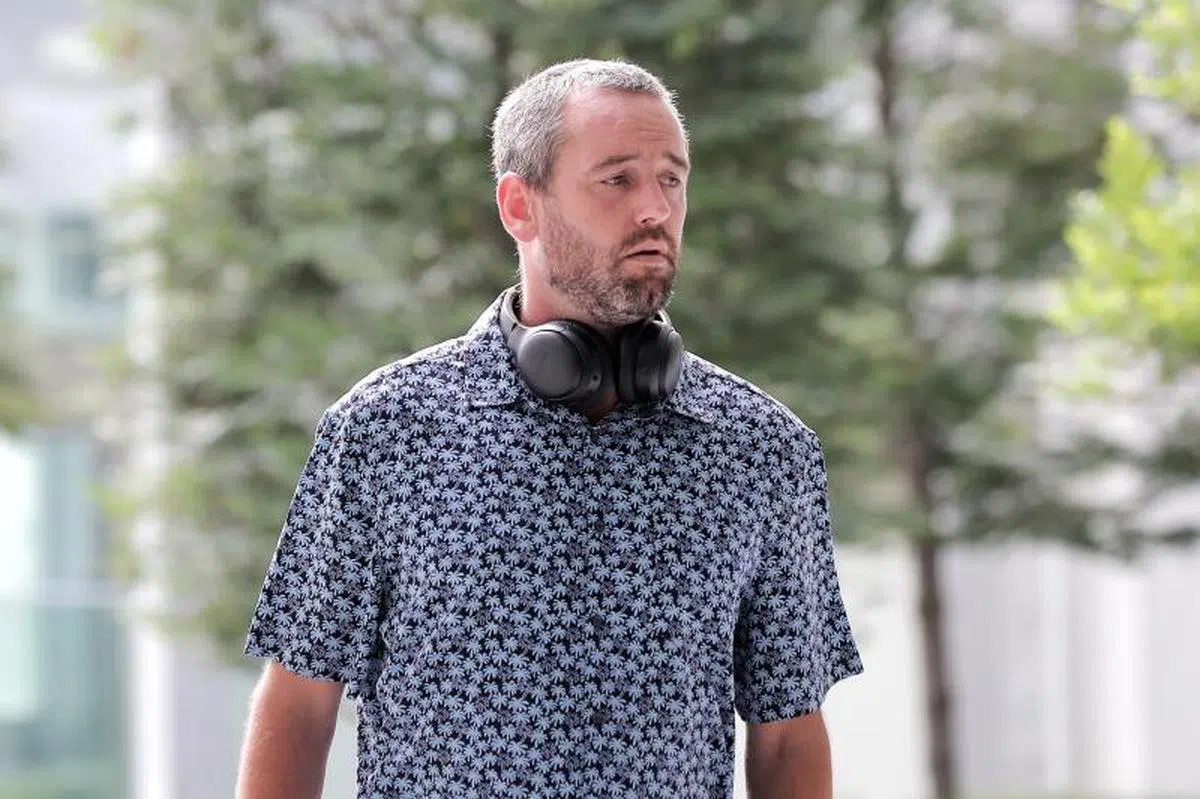  葛林·本杰明7月2日出庭时也没戴口罩。（海峡时报） 