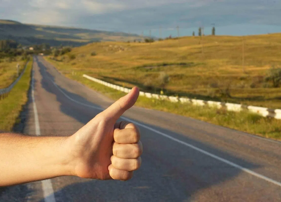 搭顺风车在外国较为普遍。外国地广人稀，公共交通系统没有那么发达，无法遍达各个地点，只能依赖搭顺风车的便利。（互联网）