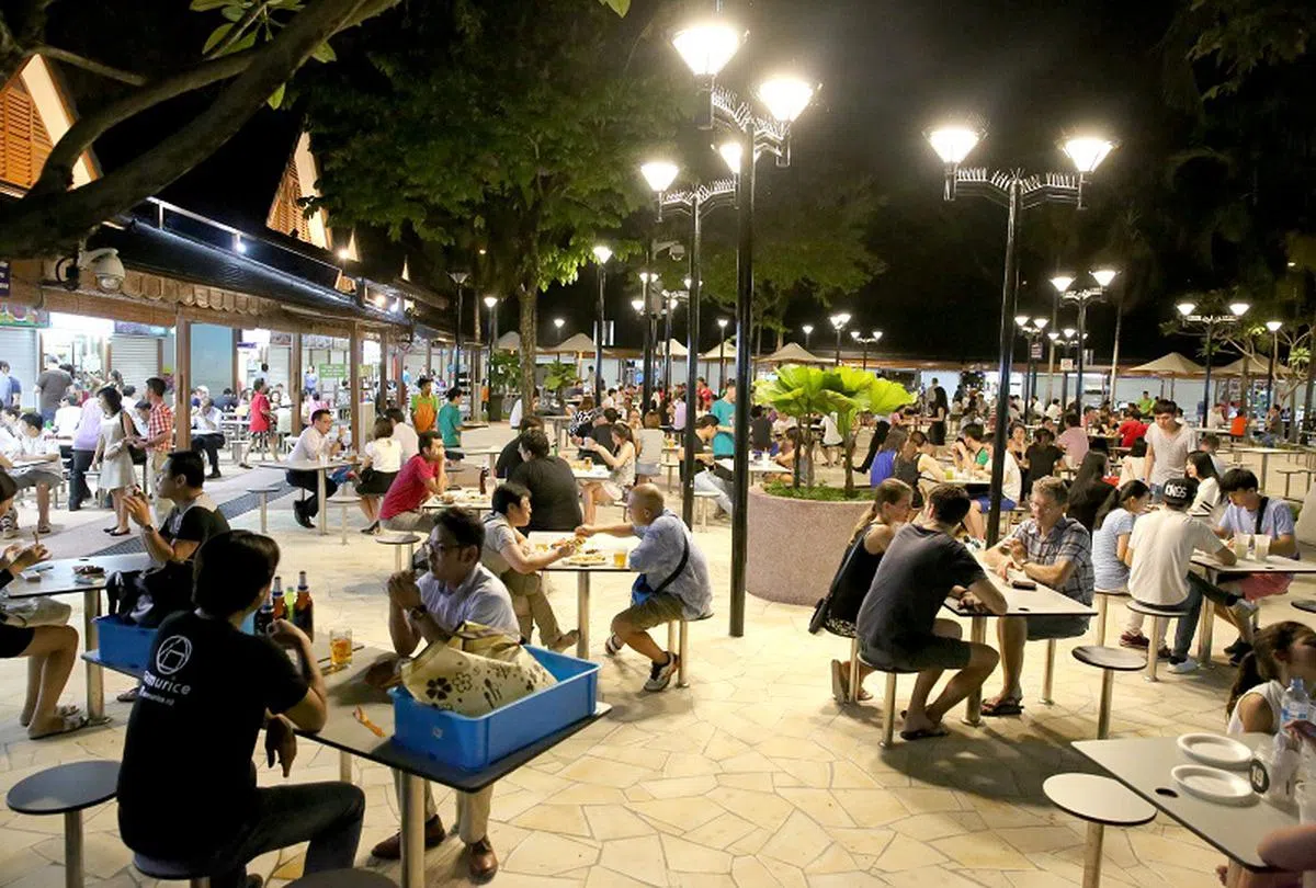  纽顿熟食中心（Newton Food Centre）关闭翻新3个月后与2016年4月重开，摊贩陆续开业，人潮也回流。（新明日报） 