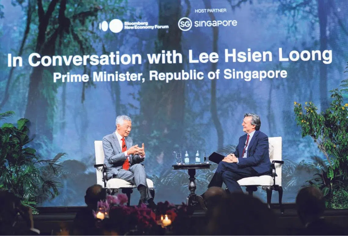 李显龙总理（左）在一个论坛上针对彭博社总编辑米思伟（右）的提问，小心地评说他对接班人选拔的看法，刻意淡化那似有似无的竞争。（海峡时报）