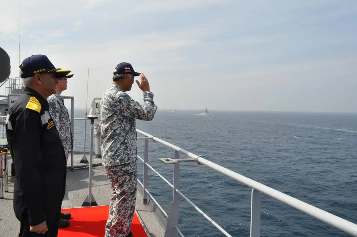  黄永宏在孟加拉湾巡视新印常年双边海上演习“SIMBEX”。（黄永宏面簿） 