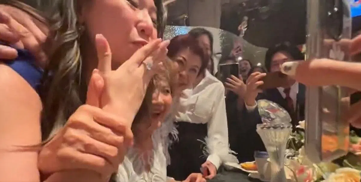 杨紫琼的侄女Vicki Yeoh（左一）恭贺阿姨时献飞吻。（网上视频截图）