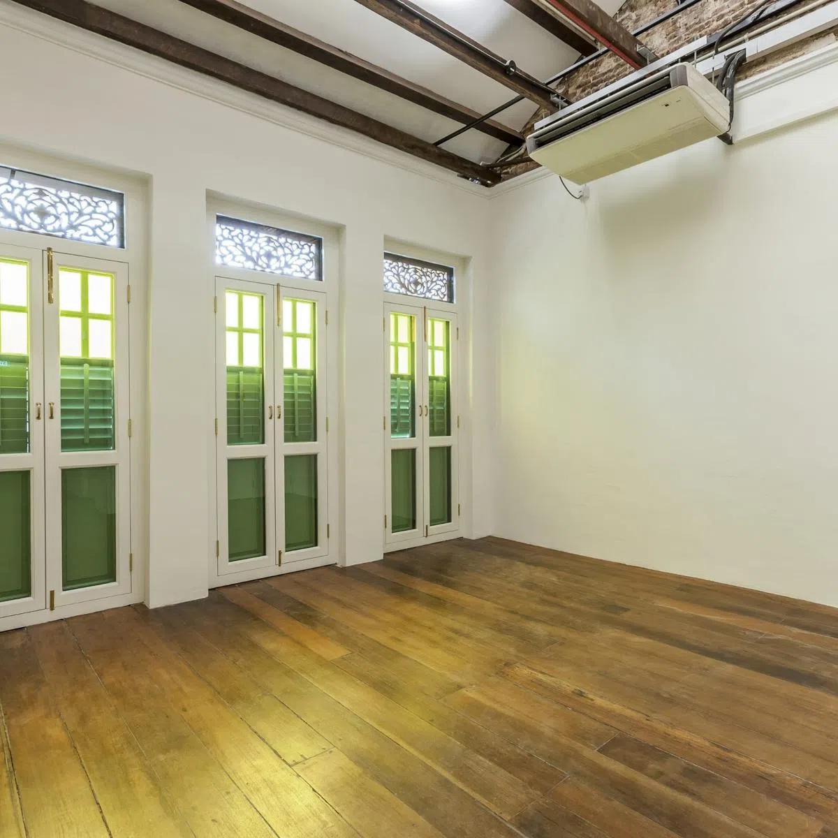 经修复的木质地板。照片右上角也看得到部分砖墙。（Clifton Partners）