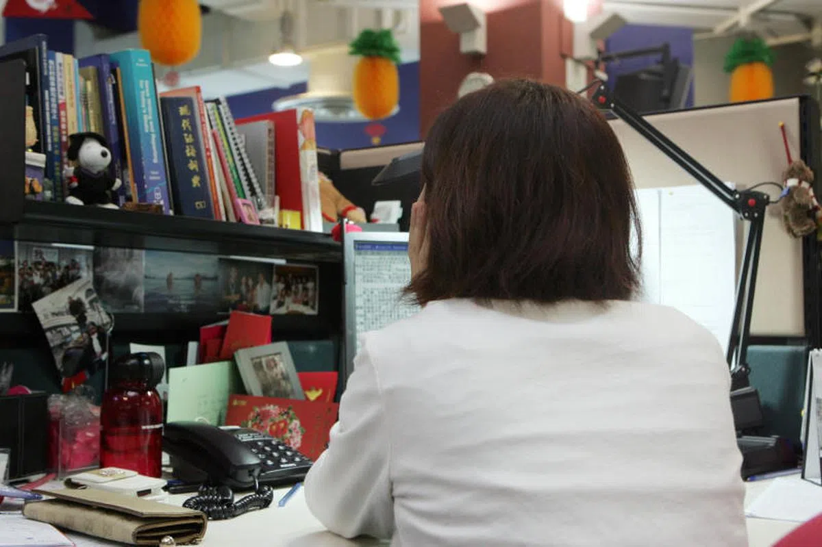 现在的教师仿佛必须身兼多职，包括担任学生的辅导员、代家长、保姆、朋友，甚至"全陪"等身份。（我报） 