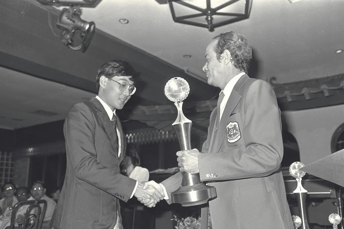 热衷体育的巴克自1970年11月至1990年5月担任新加坡全国奥理会主席。图为巴克以奥理会主席的身份，于1980年将最佳男青年运动员奖颁给泳手温仁德。（海峡时报档案照）