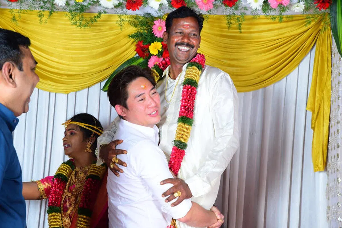 老板姚国豪和员工马里姆都。（马里姆都提供）