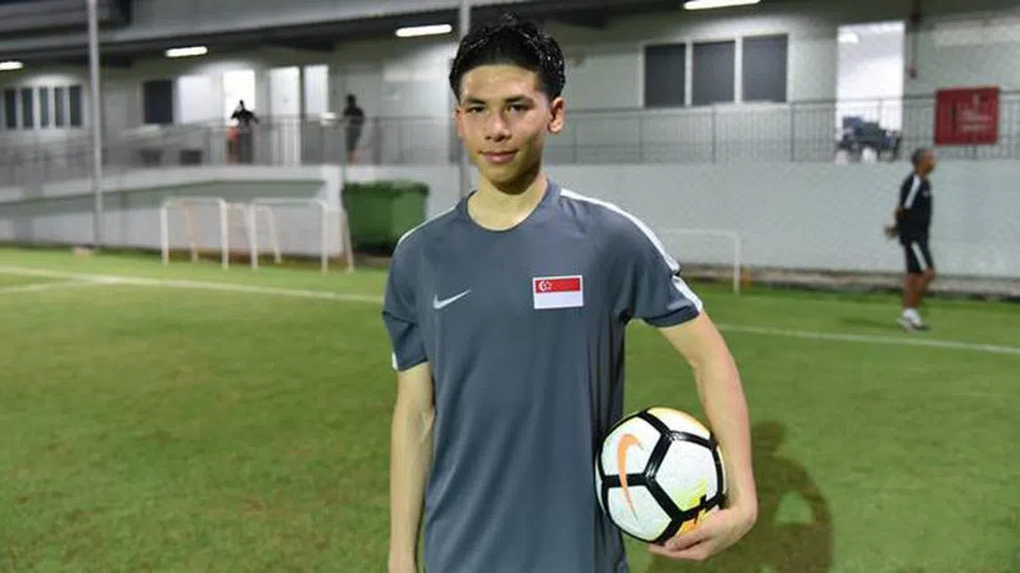 我国17岁足球小将戴维斯延迟服役申请被拒，可能无法在英超踢球，消息连日来引起网民热议。（互联网）