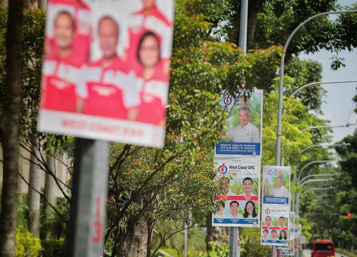 西海岸集选区公路旁的竞选海报。（海峡时报）