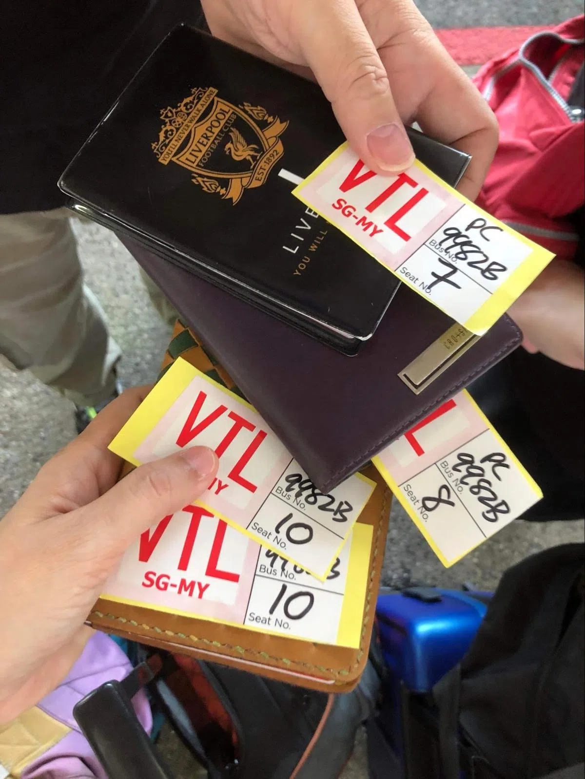 终于成功抢到四张票。（卢丽珊摄）