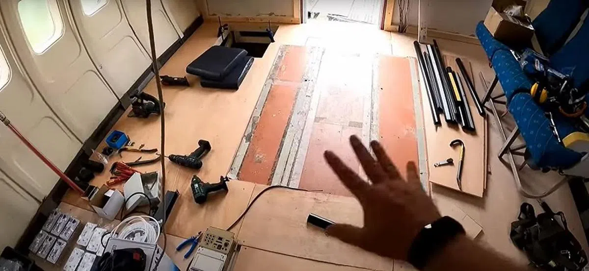 加固机身地板。（视频截图）