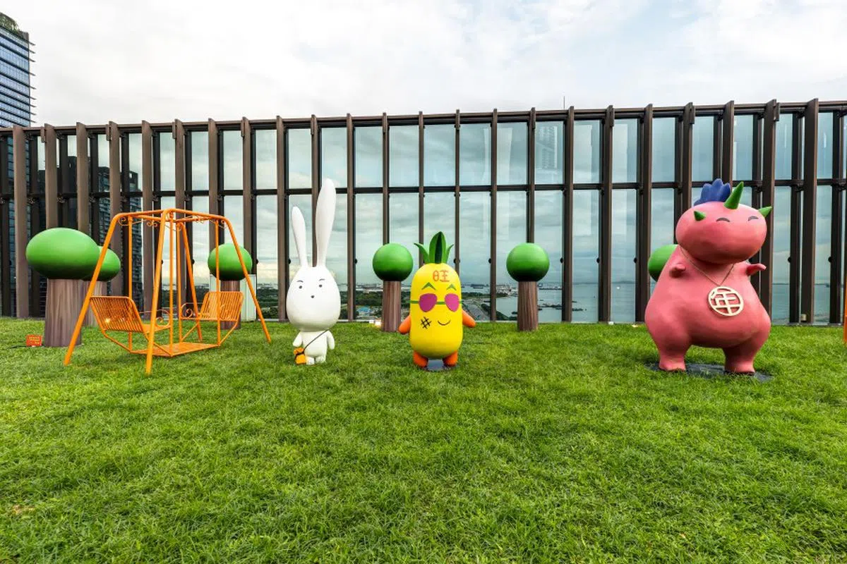 “兔gether“艺术装置设于新加坡华族文化中心的顶楼花园。(新加坡华族文化中心提供）