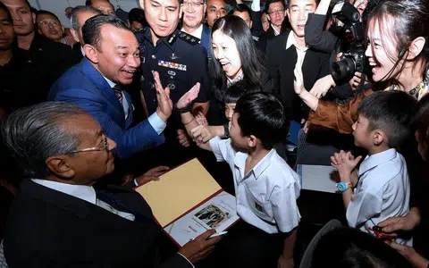 马国教育部长马智礼（左二）经常有出位言论，首相马哈迪（左一）该如何因应？（中国报）