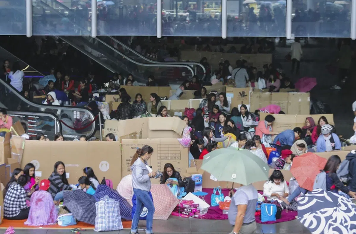  星期天，女佣们聚集在香港汇丰银行大厦地下。（南华早报） 