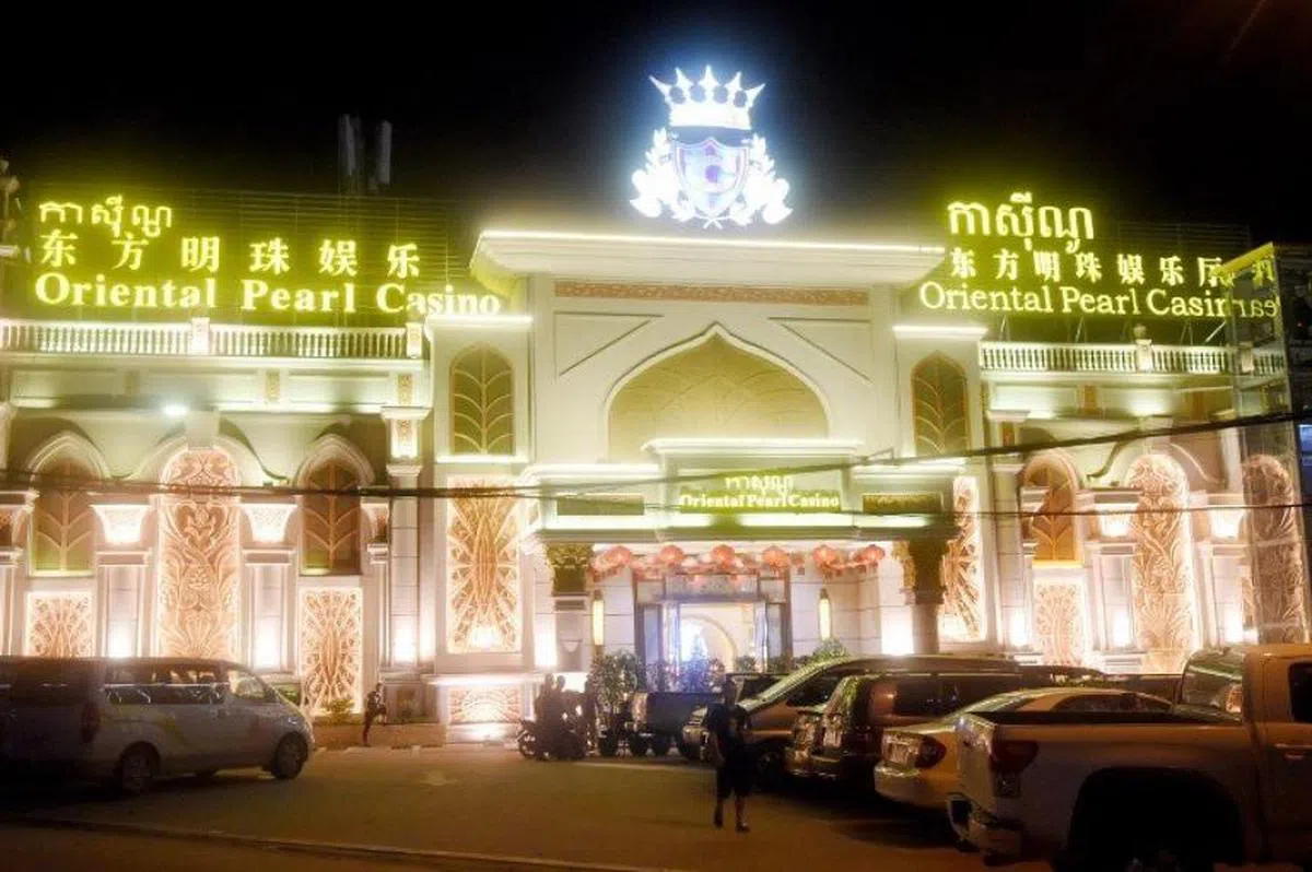 西港曾是中柬两国合作发展的经济特区，但开发初期涌入的中国资金大部分都以投资赌场为主。禁赌令出台后，台面上的博弈产业逐渐转型为台面下的诈骗产业。（法新社）