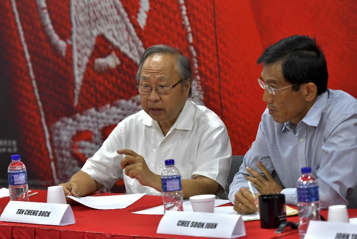 前行动党国会议员陈清木（左）上个星期六出席本地七个反对党的工作午餐会，右为民主党秘书长徐顺全。（民主党网站）