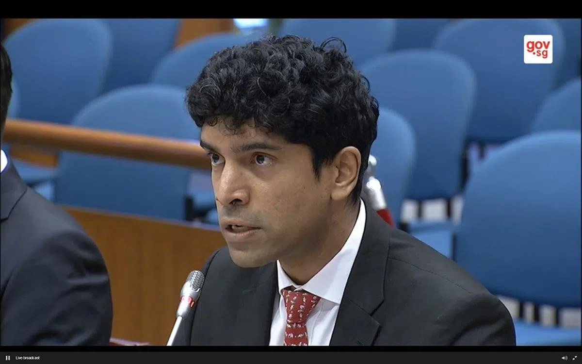  行动党政策论坛（PAP Policy Forum）代表、国会议员维凯上周五在网络假信息听证会上供证。（Gov.sg视频截图） 