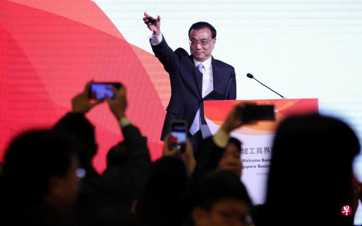 李克强出席由新加坡工商联合总会和新加坡中华总商会联办的欢迎晚宴。（早报网） 