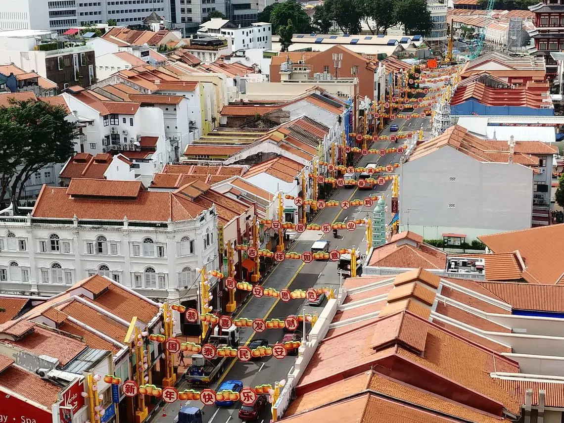 今年牛车水农历新年的贺词装饰，因“居安思危”“保家卫国”等标语的出现，引起热议。（张丽苹摄）